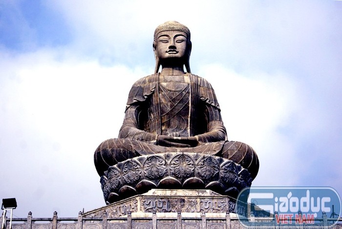 Đại Phật tượng trên núi Phật tích có chiều cao 27m, nặng 3.000 tấn. Với sự đồ sộ của mình, công trình Đại Phật tượng A-di-đà đặt trên đỉnh núi Phật Tích đang là pho tượng Phật bằng đá lớn nhất Đông Nam Á.